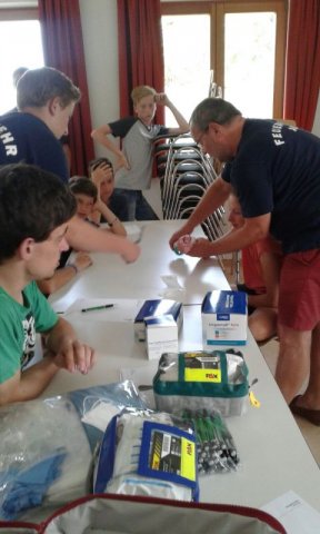 Feuerwehrjugend hält 24 Stunden Bereitschaft - Erste Hilfe Ausbildung